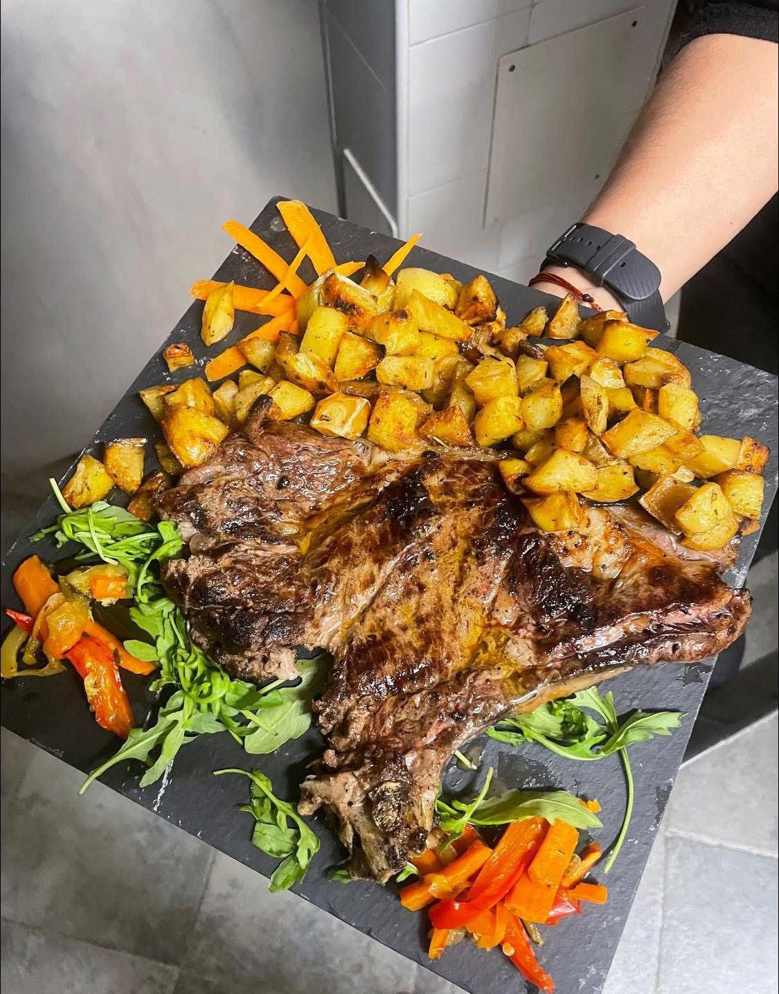 Costata con patate arrosto e verdure