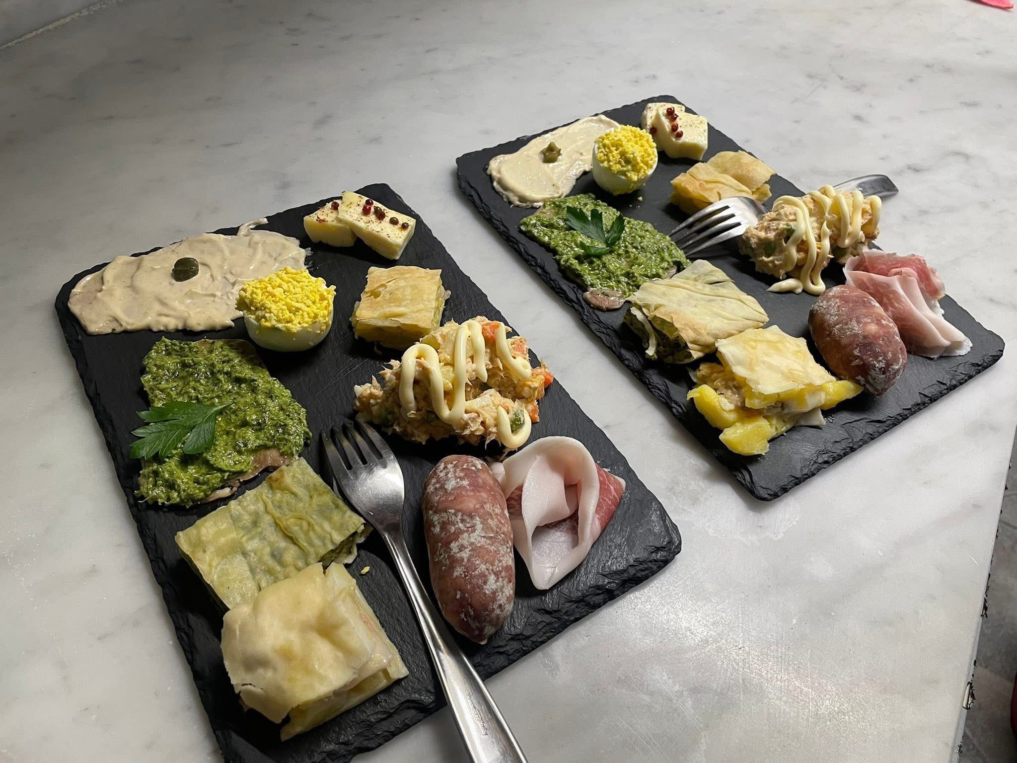 Taglieri di antipasti misti: torte verdi, salumi, vitello tonnato